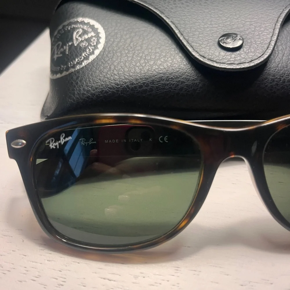 Ray-Ban Wayfarer Classic Sunglasses - Picture 4 of 7